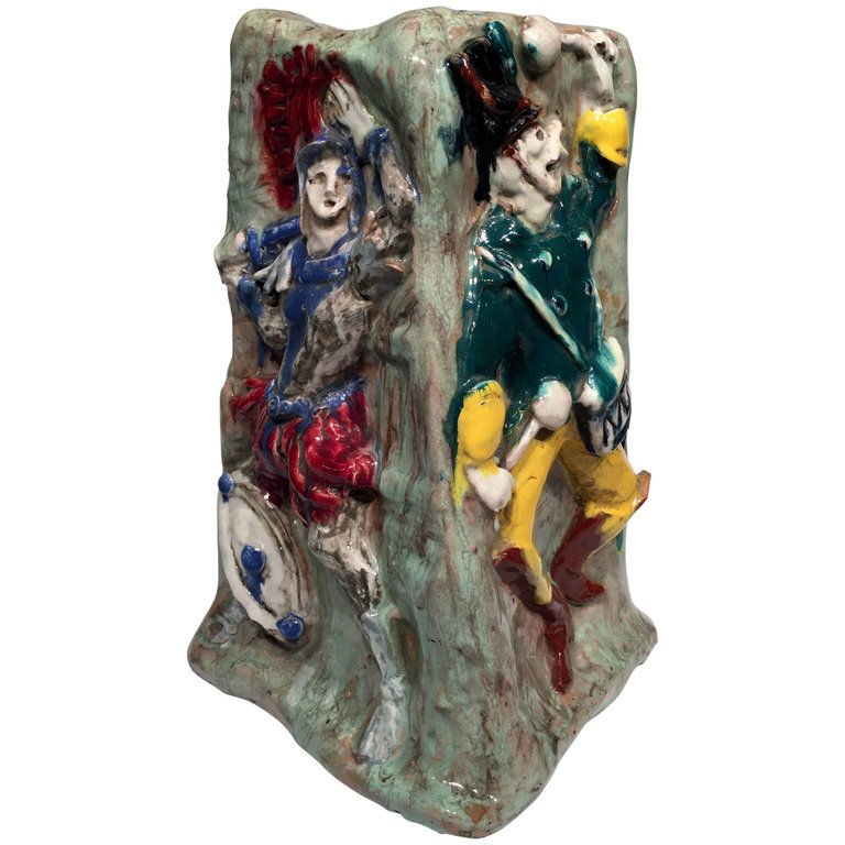 Vaso em porcelana italiana representando personagens diferentes em... - foto 1 de 4
