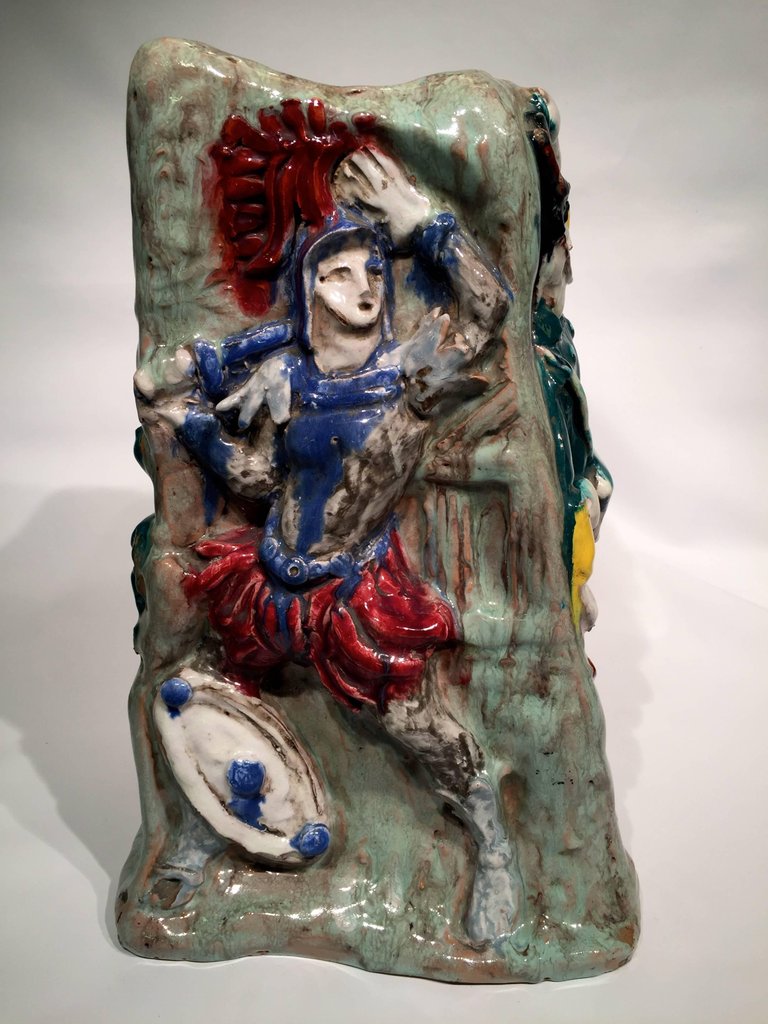 Vaso em porcelana italiana representando personagens diferentes em... - foto 4 de 4