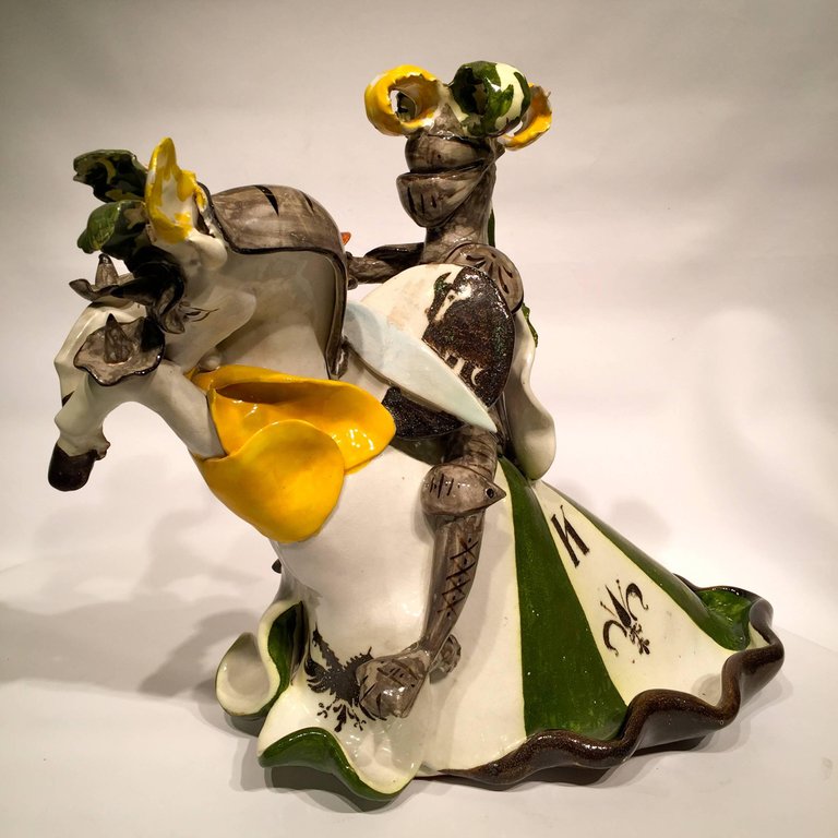 Par de esculturas em porcelana italiana brazonada, representando... - foto 3 de 5