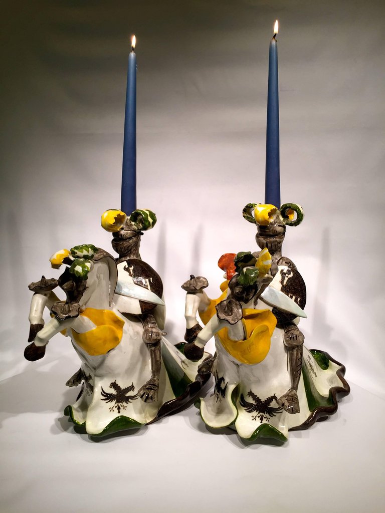 Par de esculturas em porcelana italiana brazonada, representando... - foto 4 de 5
