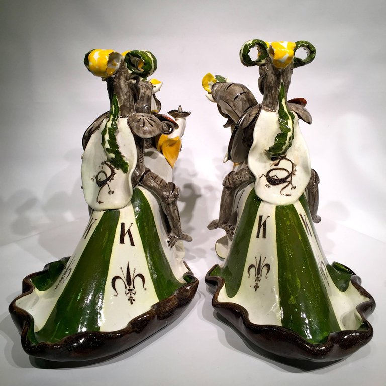 Par de esculturas em porcelana italiana brazonada, representando... - foto 5 de 5