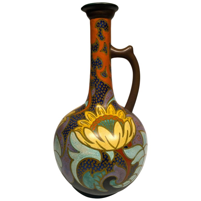 Pichet em porcelana holandesa com policramia, Art Nouveau. Assinado... - foto 1 de 3