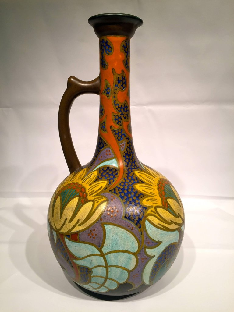 Pichet em porcelana holandesa com policramia, Art Nouveau. Assinado... - foto 2 de 3