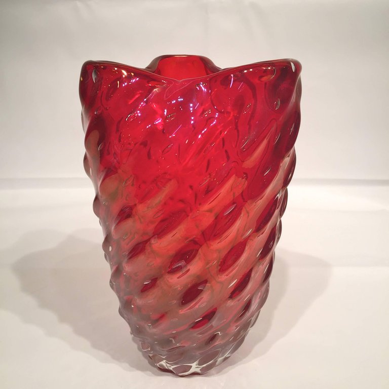 Vaso em vidro artistico soprado de Murano na cor rubi iridisado com... - foto 2 de 5