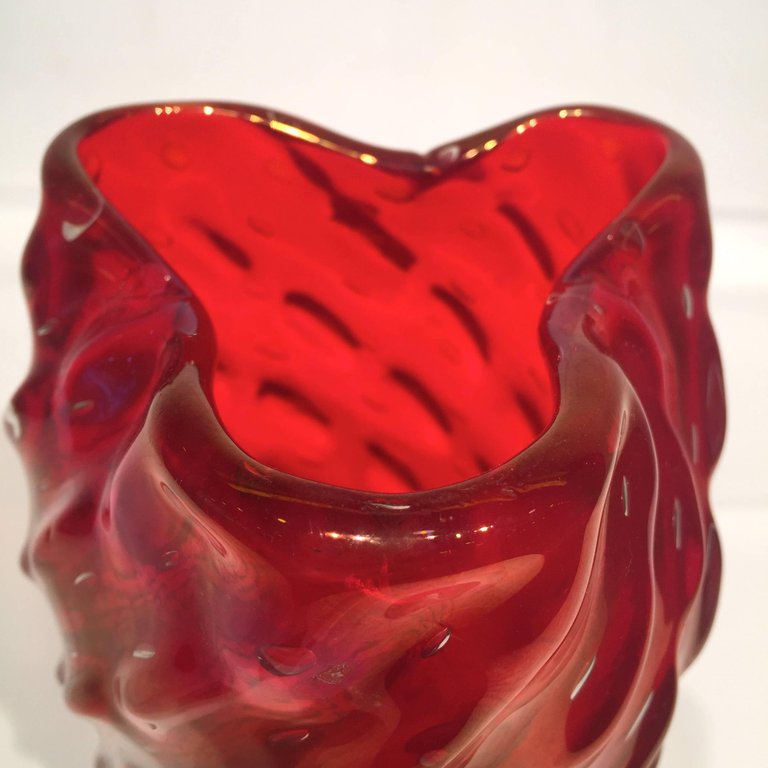 Vaso em vidro artistico soprado de Murano na cor rubi iridisado com... - foto 3 de 5