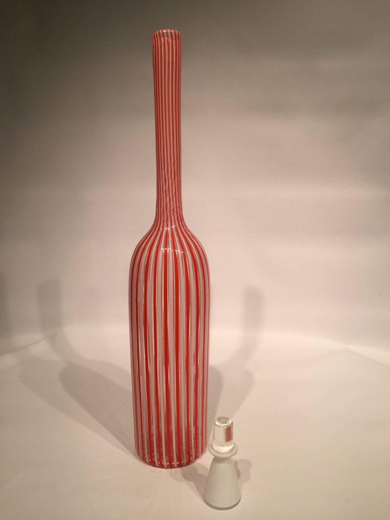 Garrafa em vidro artistico soprado de Murano na cor laranja e branco... - foto 2 de 3