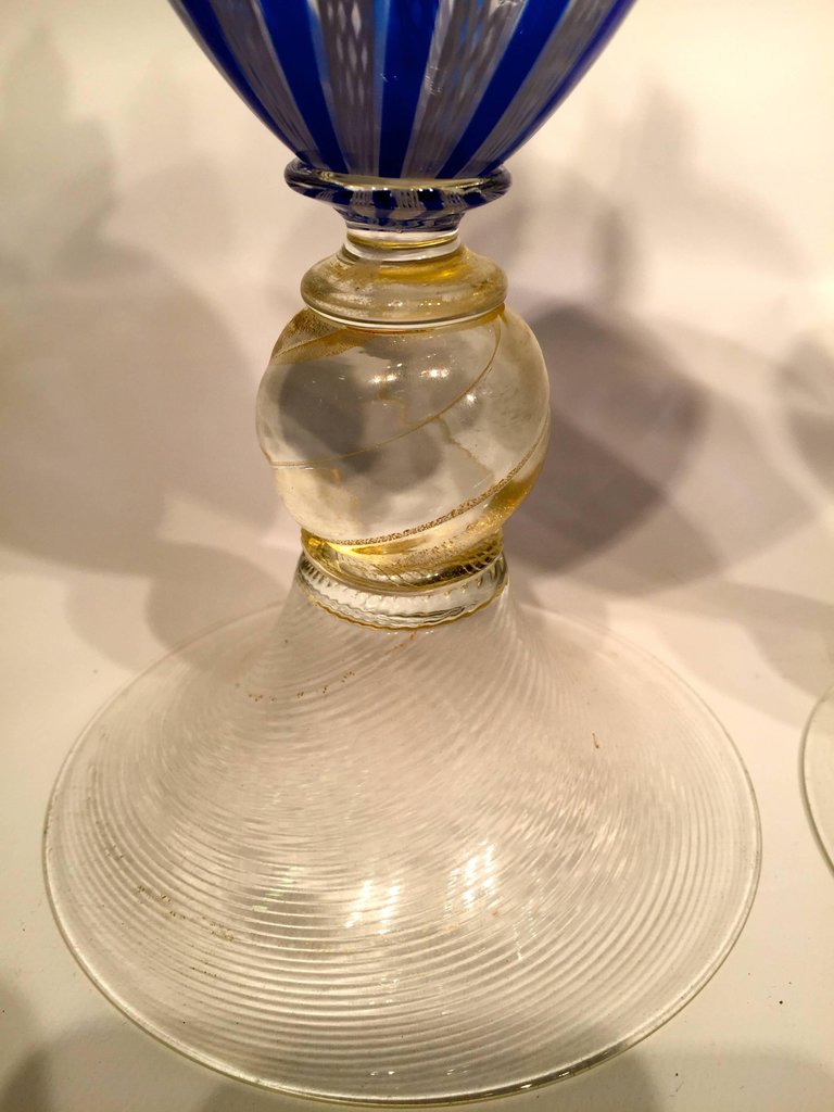 Par de vasos em vidro artistico soprado de Murano na cor azul, branco... - foto 3 de 4
