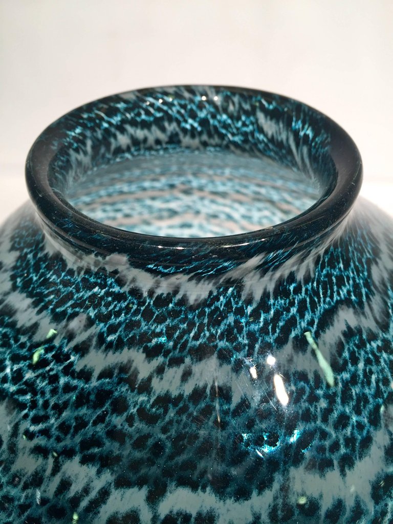 Vaso em vidro artistico soprado de Murano nas cores azul e branco com... - foto 3 de 4