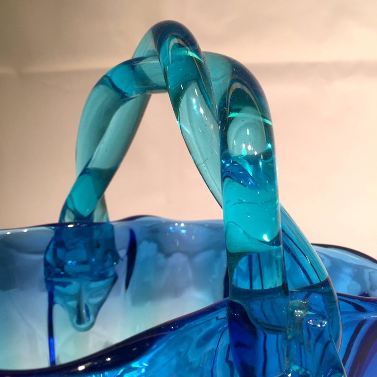 Bowl em vidro artistico soprado de Murano na cor azul celeste com... - foto 3 de 4
