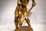 Escultura francesa em bronze banhado a ouro rep... - Escultura francesa em bronze banhado a ouro representando "O escavador" assinado na base por Alfred Boucher e produzido pela fundição Barbedienn...