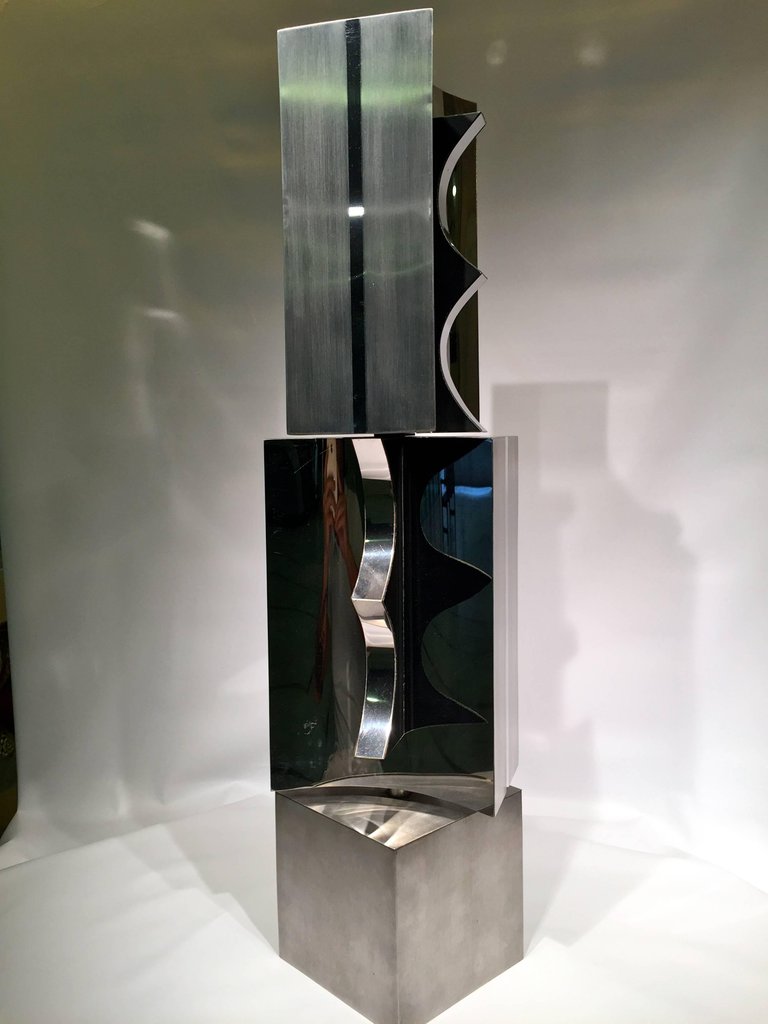 Escultura em aço e madeira com movimento circular, assinada por... - foto 3 de 5