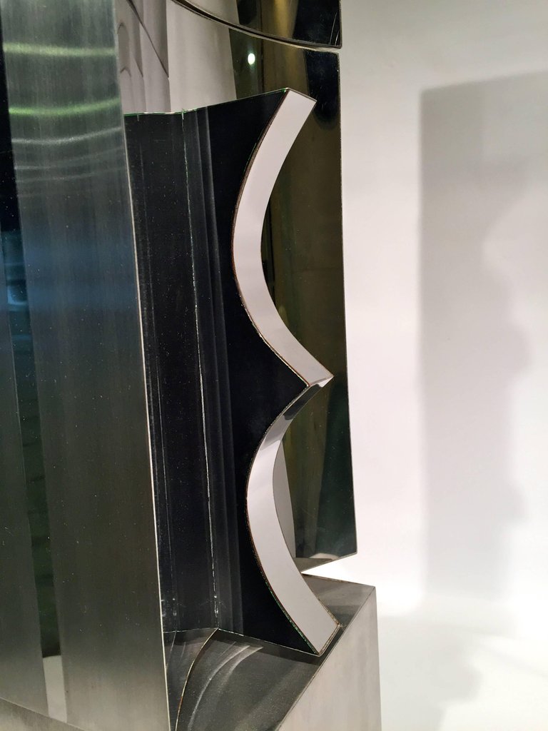 Escultura em aço e madeira com movimento circular, assinada por... - foto 4 de 5