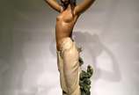 Escultura em porcelana espanhola representando ... - Escultura em porcelana espanhola representando jovem sensual havaiana com cesto de flores na cabeça e com policramia natural. 
Assinada por Ladr...