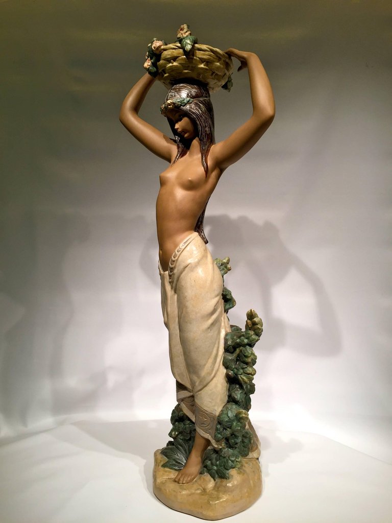 Escultura em porcelana espanhola representando jovem sensual havaiana... - foto 4 de 4
