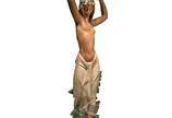 Escultura em porcelana espanhola representando ... - Escultura em porcelana espanhola representando jovem sensual havaiana com cesto de flores na cabeça e com policramia natural. 
Assinada por Ladr...