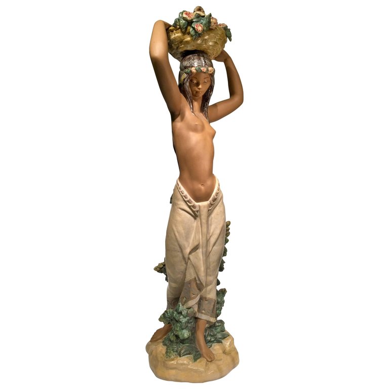 Escultura em porcelana espanhola representando jovem sensual havaiana... - foto 1 de 4