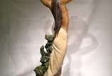 Escultura em porcelana espanhola representando ... - Escultura em porcelana espanhola representando jovem sensual havaiana com cesto de flores na cabeça e com policramia natural. 
Assinada por Ladr...
