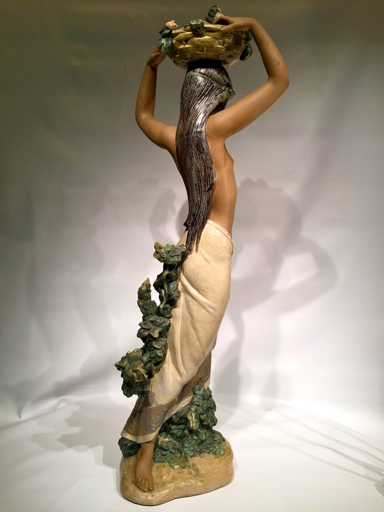 Escultura em porcelana espanhola representando jovem sensual havaiana... - foto 3 de 4