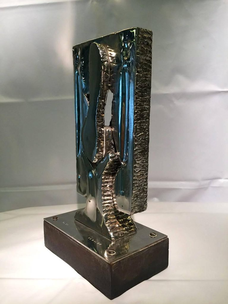 Escultura em aço e madeira, assinada na base por Nicolas Vlavianos... - foto 2 de 4