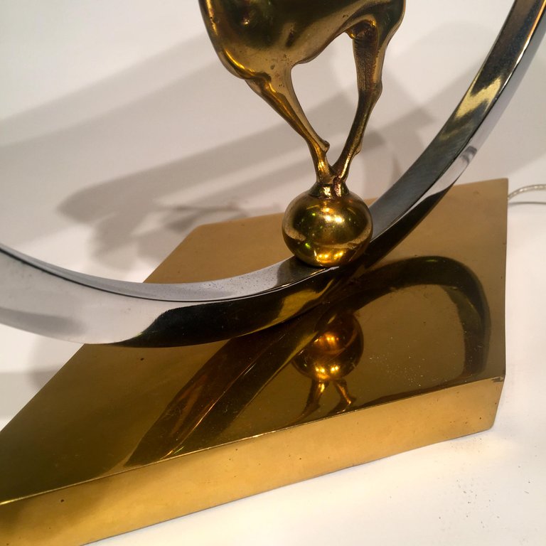 Luminária de mesa em bronze e metal cromado com escultura de gazela... - foto 2 de 3