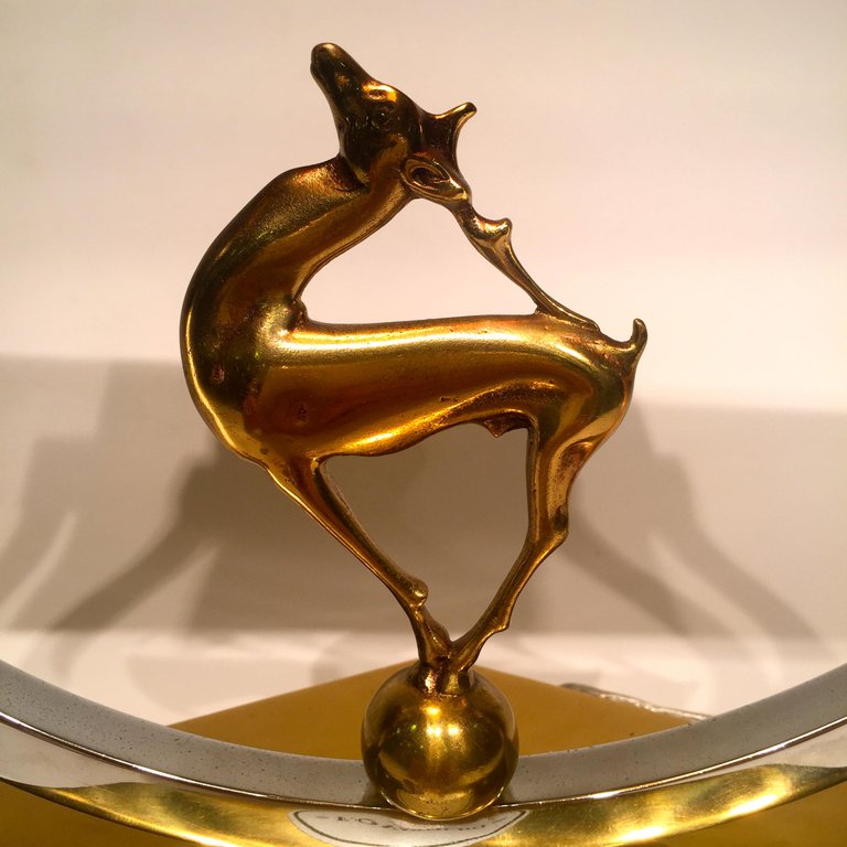 Luminária de mesa em bronze e metal cromado com escultura de gazela... - foto 3 de 3