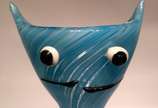Gato em vidro de Murano soprado artisticamente ... - Gato em vidro de Murano soprado artisticamente com aplicação de olhos e bigode a quente e manchas de reação térmica com espiral de vidro azul no...