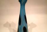Gato em vidro de Murano soprado artisticamente ... - Gato em vidro de Murano soprado artisticamente com aplicação de olhos e bigode a quente e manchas de reação térmica com espiral de vidro azul no...