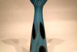 Gato em vidro de Murano soprado artisticamente ... - Gato em vidro de Murano soprado artisticamente com aplicação de olhos e bigode a quente e manchas de reação térmica com espiral de vidro azul no...