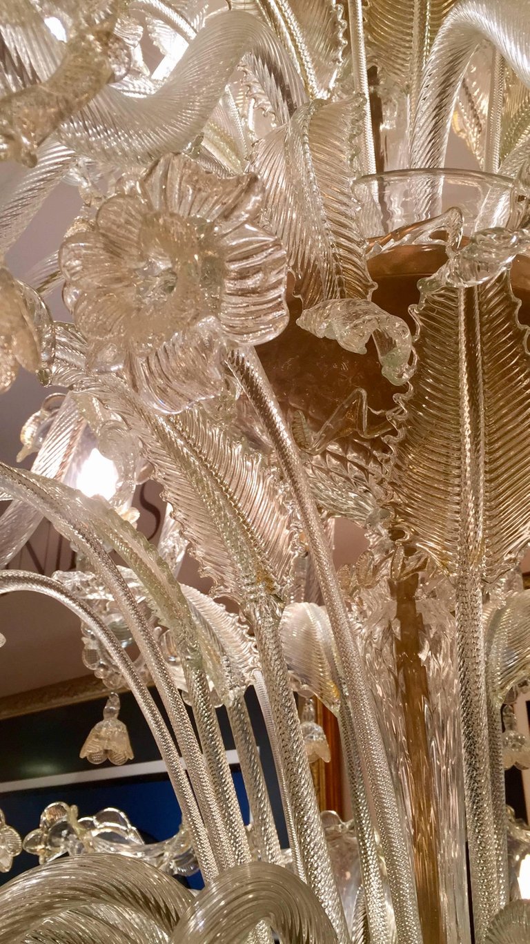 Lustre de Murano em vidro transparente e folha de ouro, produzido por... - foto 4 de 6