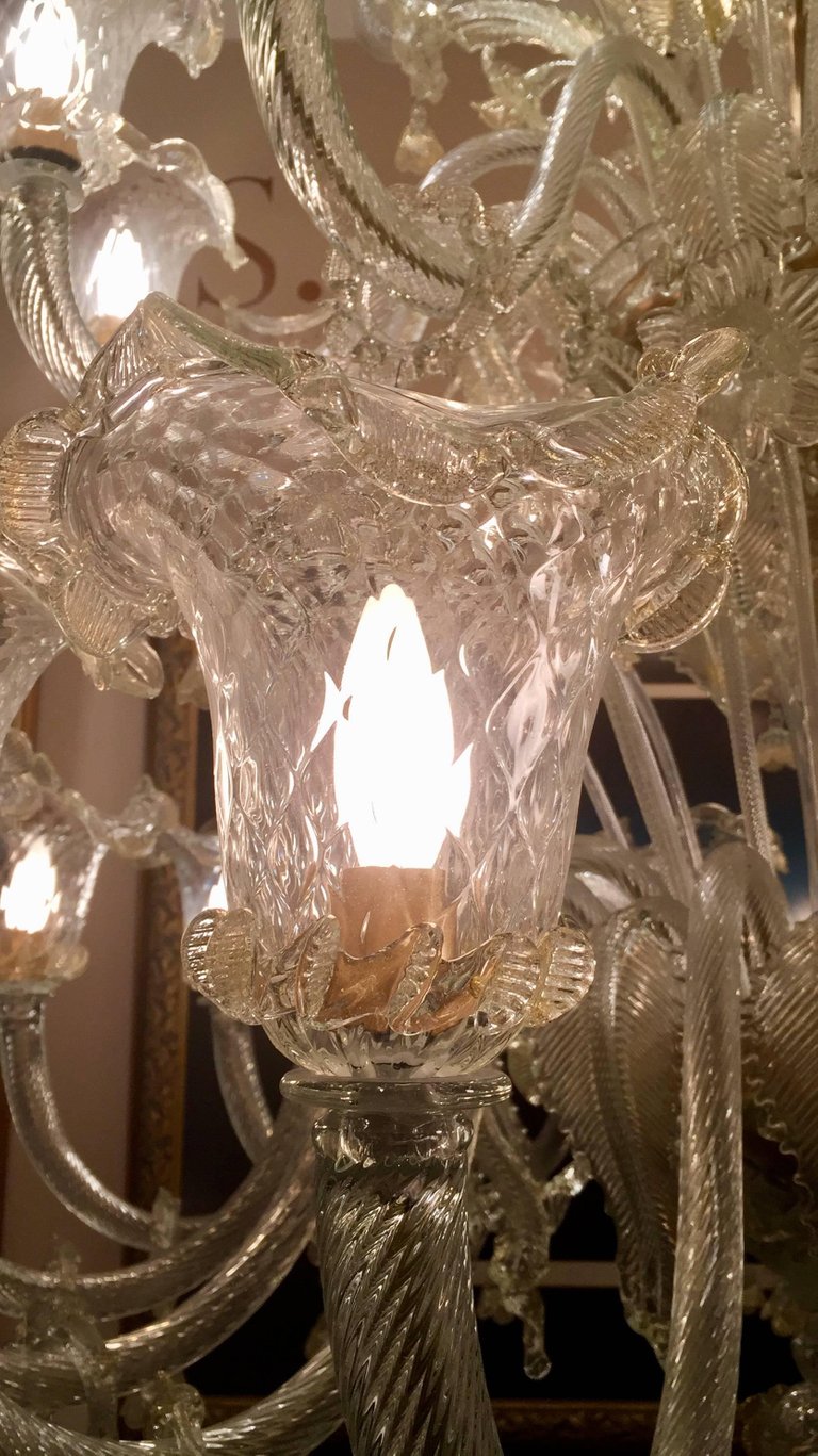 Lustre de Murano em vidro transparente e folha de ouro, produzido por... - foto 5 de 6