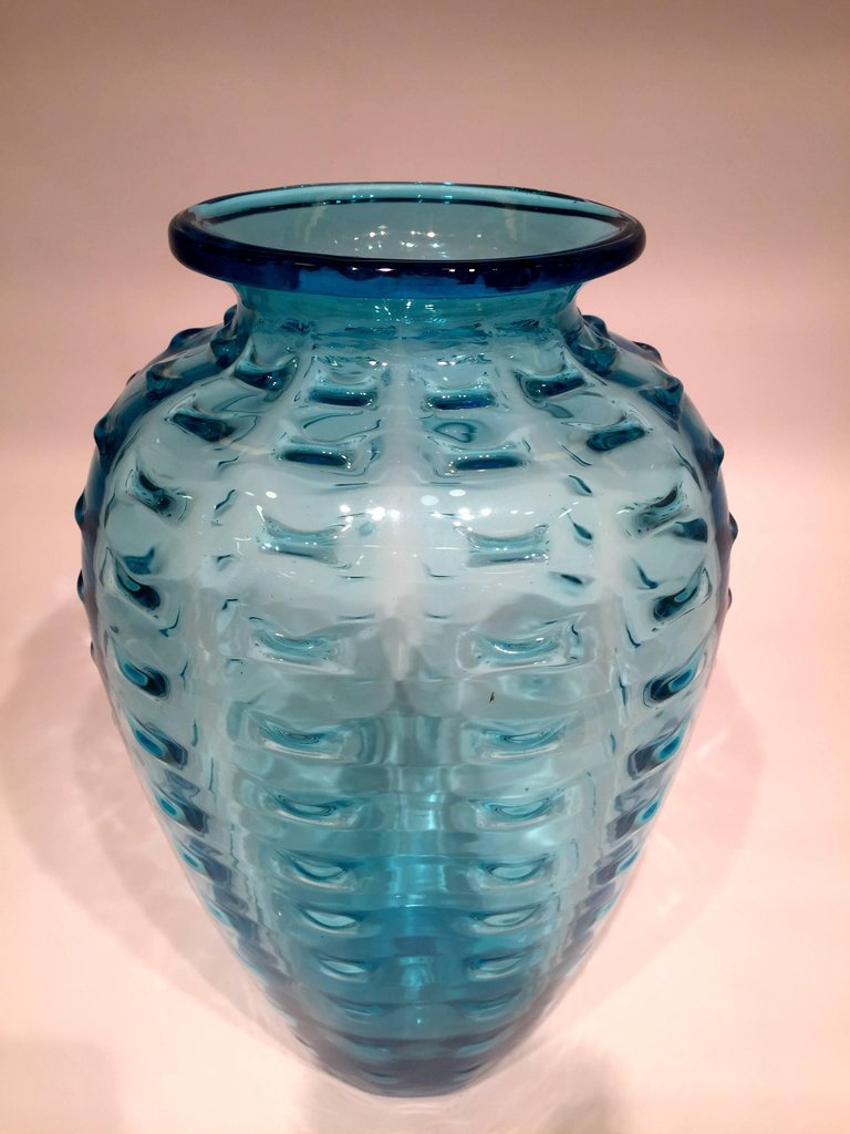 Vaso em vidro artistico soprado de Murano na cor azul com repuxados... - foto 2 de 3