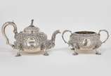 Serviço para chá e café em prata inglesa repuxa... - Serviço para chá e café em prata inglesa repuxada e cinzelada, ornamentado por volutas, reservas, folhagens, flores e máscaras. Bojos de formato...