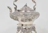 Serviço para chá e café em prata inglesa repuxa... - Serviço para chá e café em prata inglesa repuxada e cinzelada, ornamentado por volutas, reservas, folhagens, flores e máscaras. Bojos de formato...