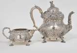 Serviço para chá e café em prata inglesa repuxa... - Serviço para chá e café em prata inglesa repuxada e cinzelada, ornamentado por volutas, reservas, folhagens, flores e máscaras. Bojos de formato...