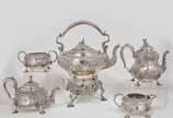 Serviço para chá e café em prata inglesa repuxa... - Serviço para chá e café em prata inglesa repuxada e cinzelada, ornamentado por volutas, reservas, folhagens, flores e máscaras. Bojos de formato...