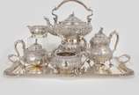 Serviço para chá e café em prata inglesa repuxa... - Serviço para chá e café em prata inglesa repuxada e cinzelada, ornamentado por volutas, reservas, folhagens, flores e máscaras. Bojos de formato...
