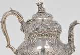 Serviço para chá e café em prata inglesa repuxa... - Serviço para chá e café em prata inglesa repuxada e cinzelada, ornamentado por volutas, reservas, folhagens, flores e máscaras. Bojos de formato...
