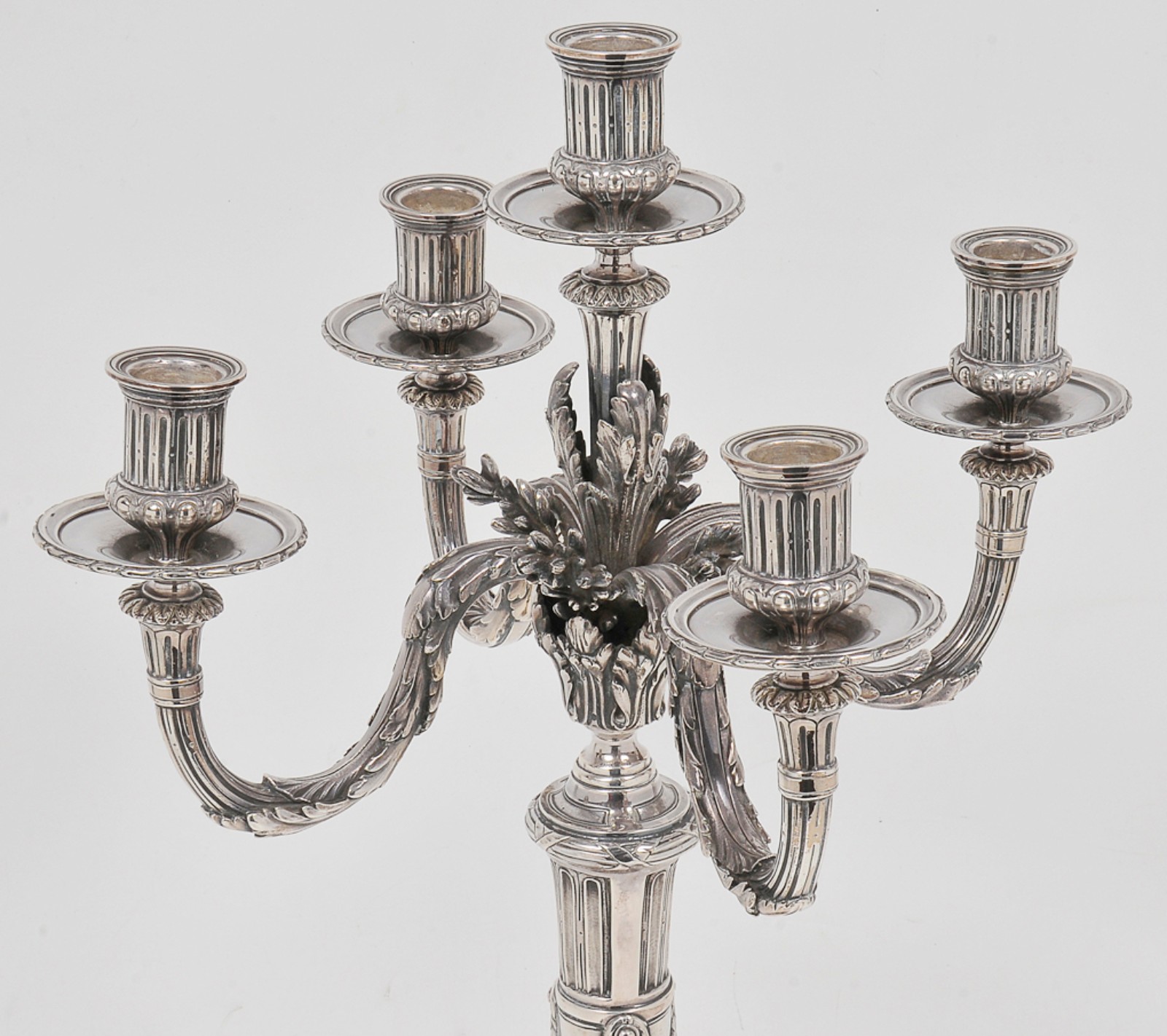 Par de castiçais para 5 velas em prata francesa lavrada em estilo... - foto 5 de 10