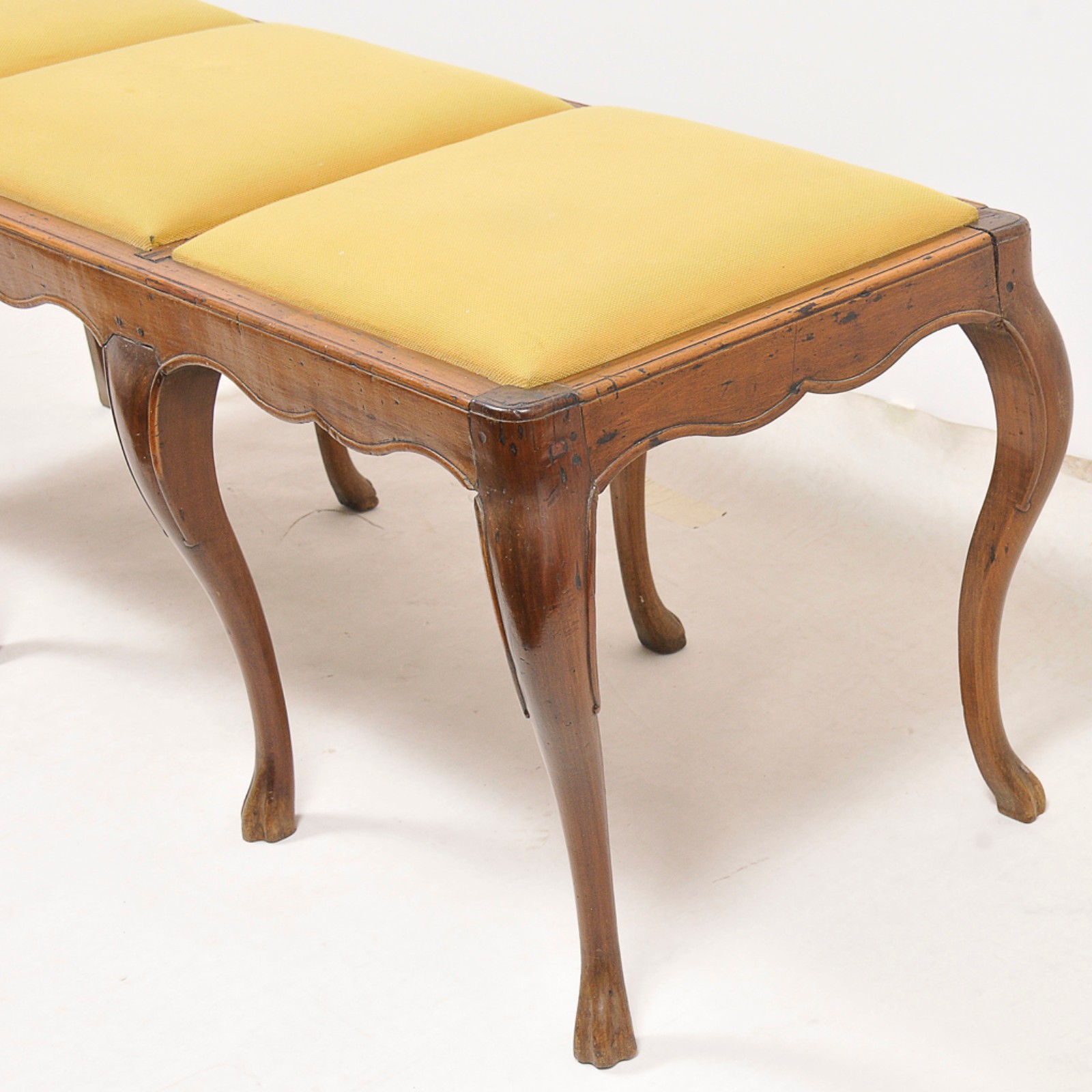 Banqueta de três lugares em madeira nobre no estilo inglês com... - foto 3 de 3