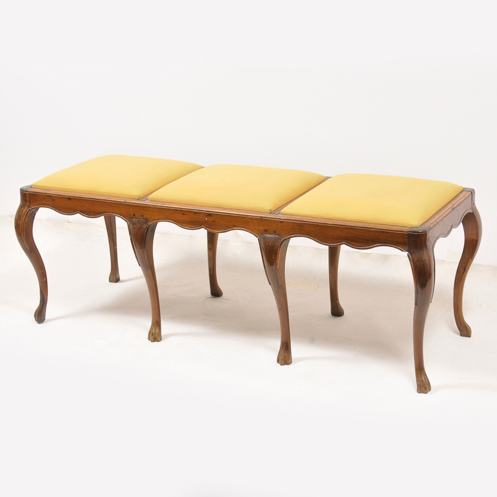 Banqueta de três lugares em madeira nobre no estilo inglês com... - foto 2 de 3