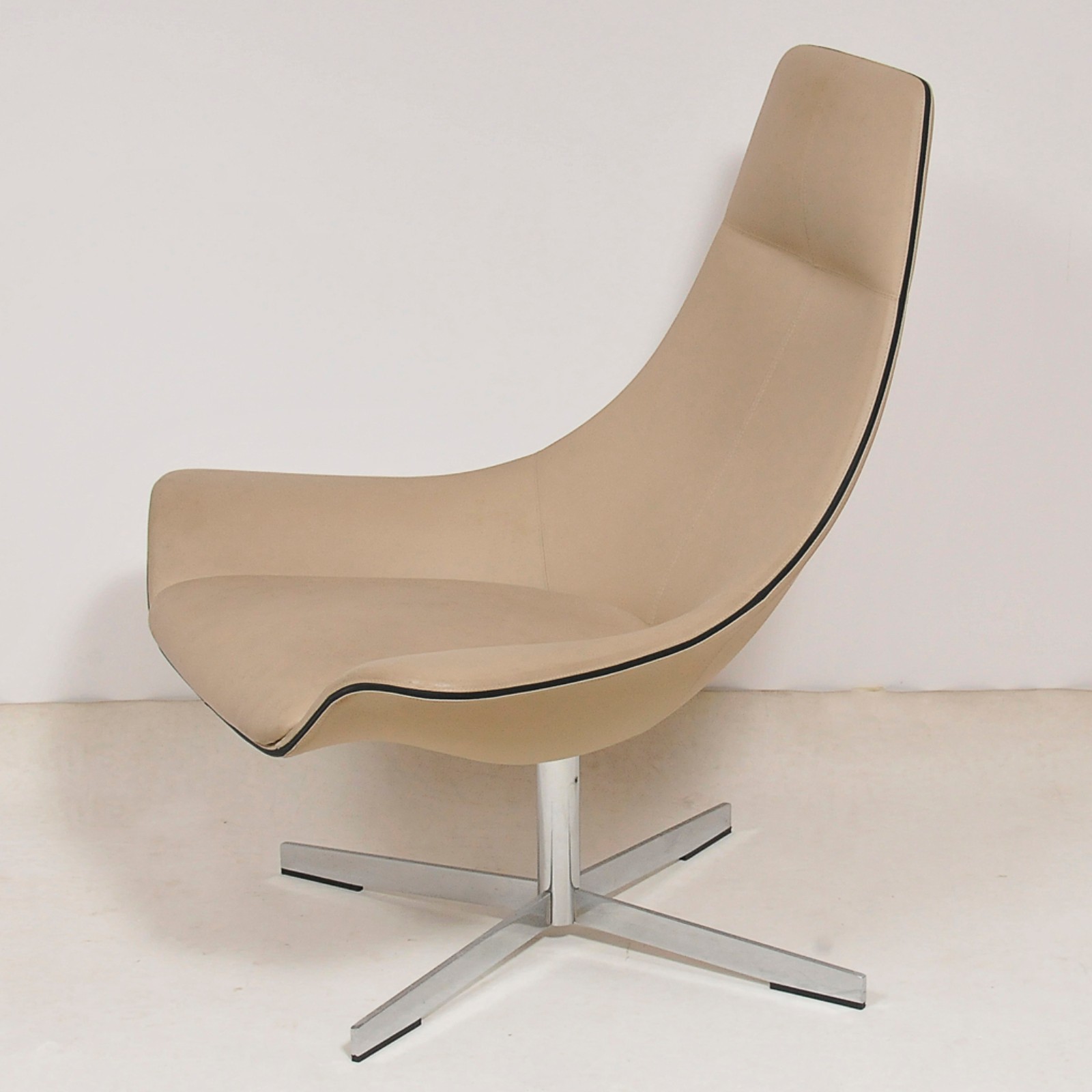 Par de poltronas de design estilo italiano com estrutura em metal... - foto 3 de 4