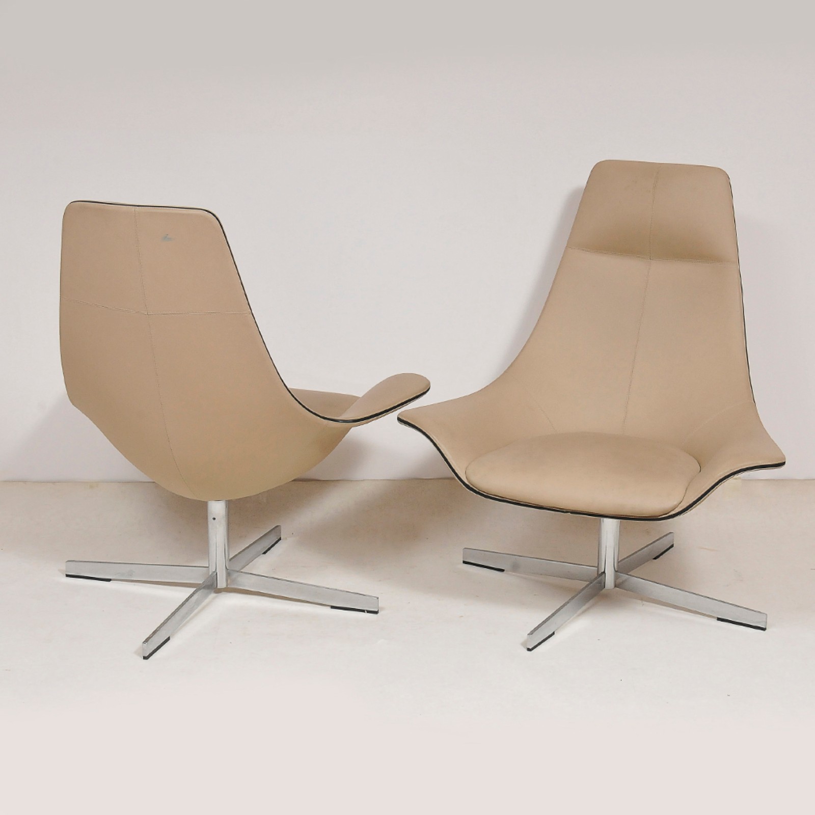 Par de poltronas de design estilo italiano com estrutura em metal... - foto 2 de 4