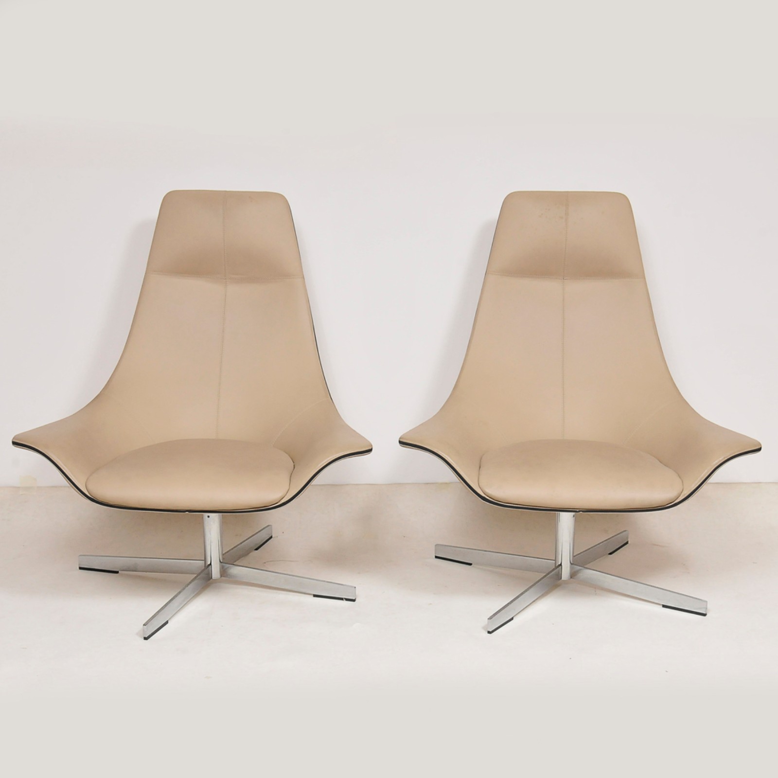 Par de poltronas de design estilo italiano com estrutura em metal... - foto 1 de 4