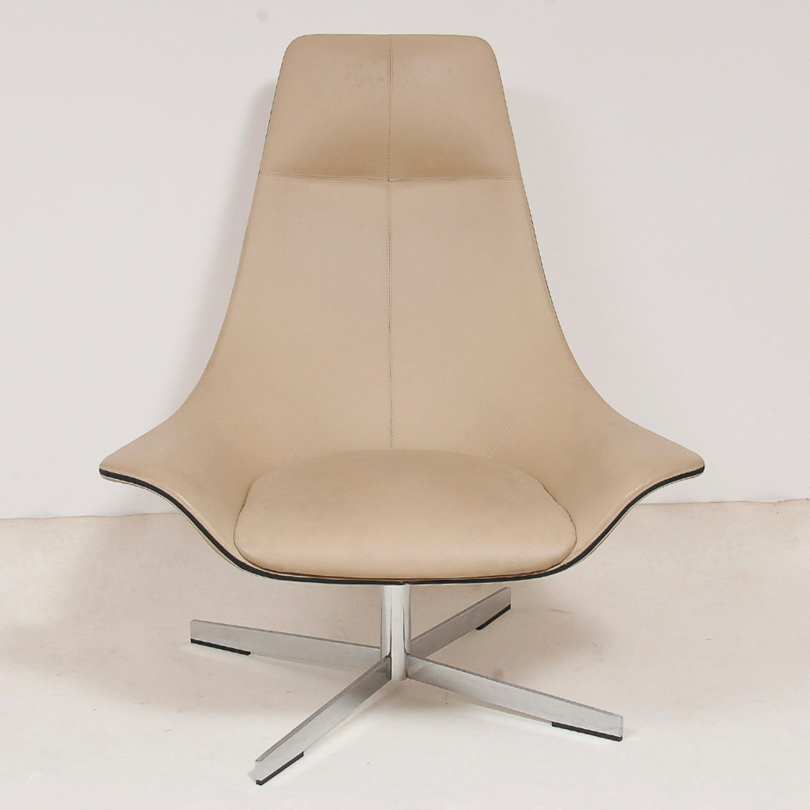 Par de poltronas de design estilo italiano com estrutura em metal... - foto 4 de 4