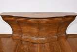 Console de altar de sacristia em madeira nobre ... - Console de altar de sacristia em madeira nobre do século XX ricamente entalhada com chanfrados e tampo recurvo.<br>