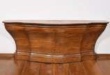 Console de altar de sacristia em madeira nobre ... - Console de altar de sacristia em madeira nobre do século XX ricamente entalhada com chanfrados e tampo recurvo.<br>