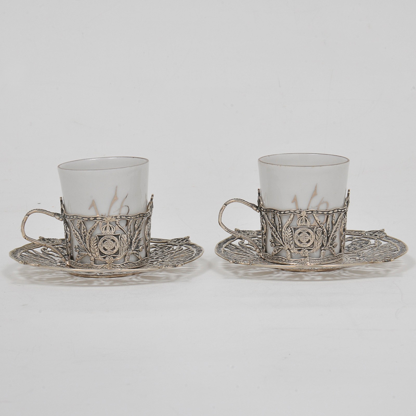 Par de xícaras, com recipientes em porcelana branca, em prata... - foto 1 de 6