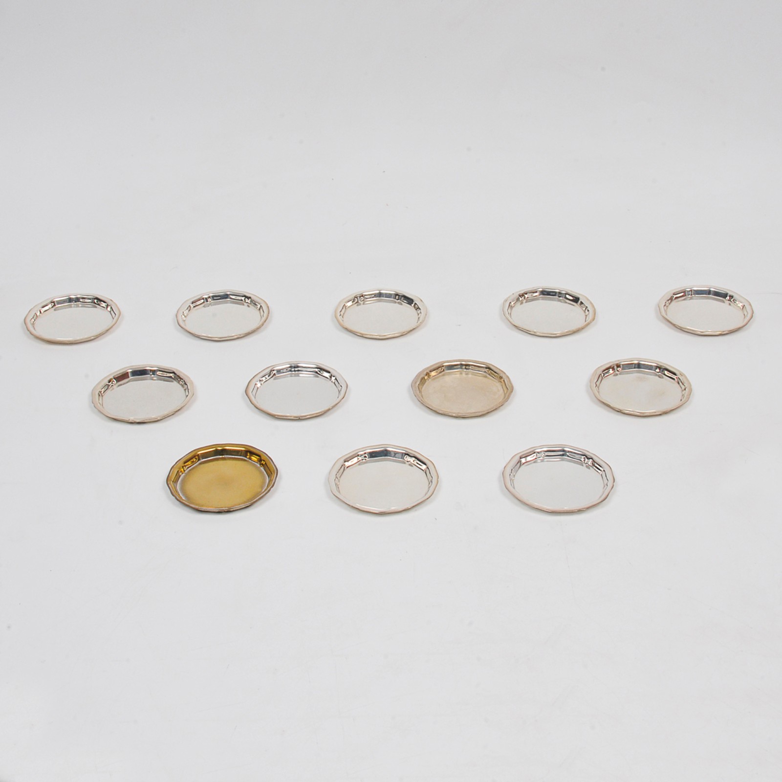 Conjunto de 12 descansos para copos de formato circular em metal... - foto 1 de 5