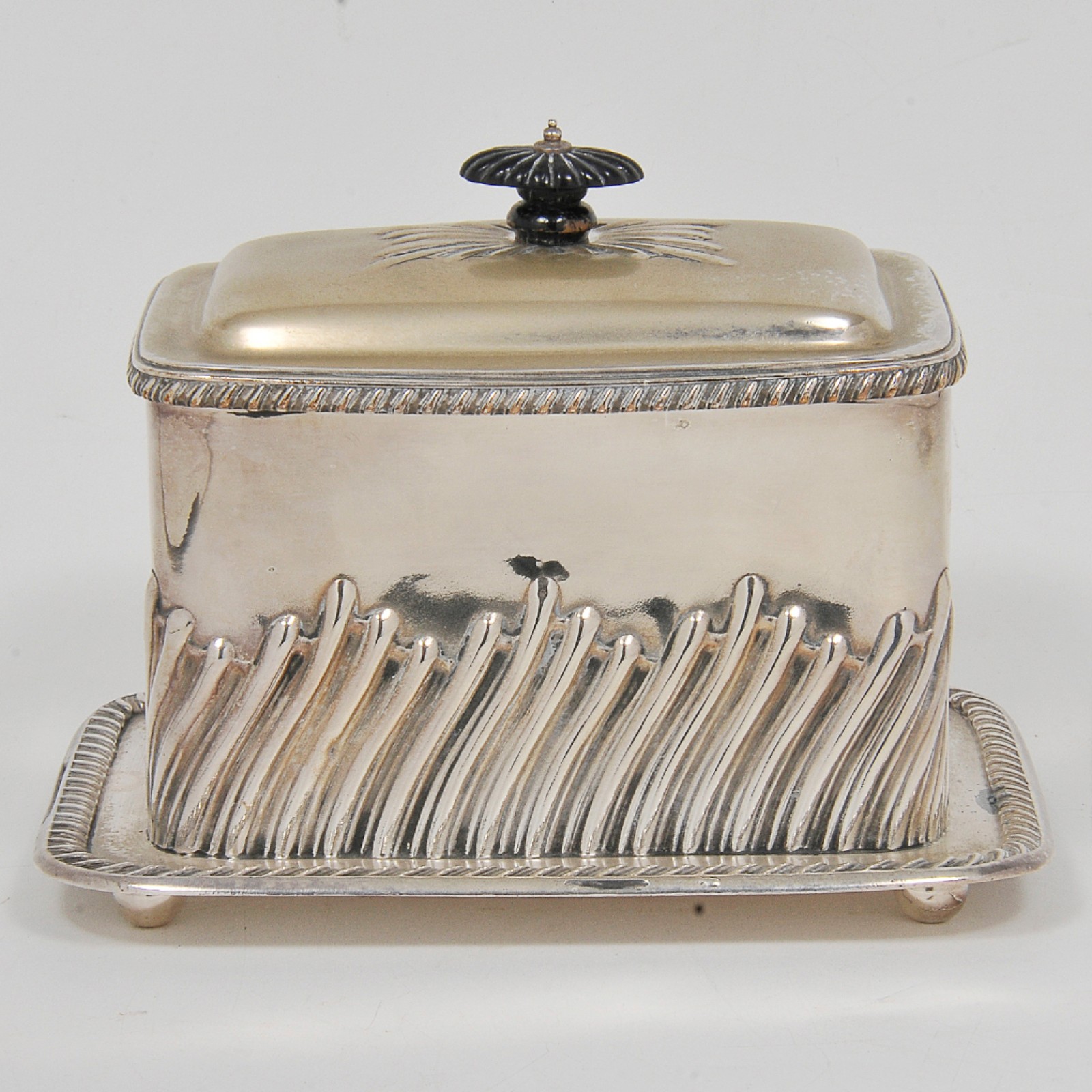 "Tea Caddy" em metal prateado europeu, de formato retangular ornado... - foto 1 de 4