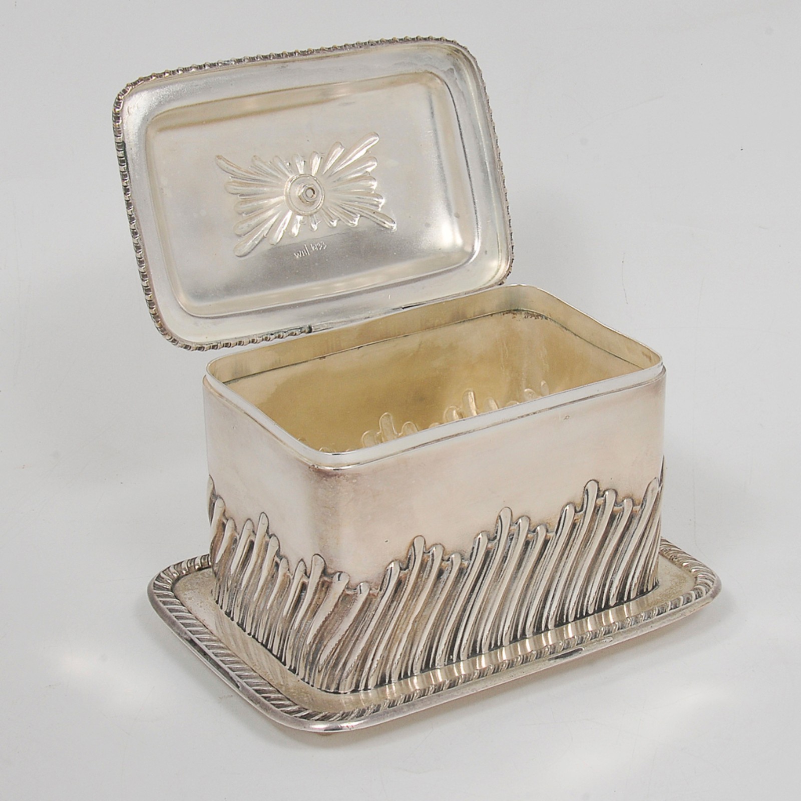 "Tea Caddy" em metal prateado europeu, de formato retangular ornado... - foto 3 de 4